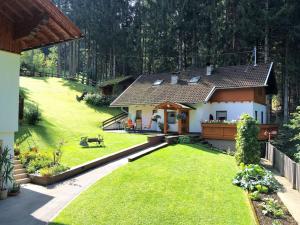 een huis met een grote tuin met een grasveld sidx sidx sidx bij Cottage in Rangersdorf near the ski area in Rangersdorf