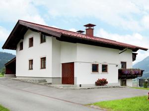 uma casa branca com um telhado vermelho em Beautiful apartment in Brixen in the Thale em Brixen im Thale