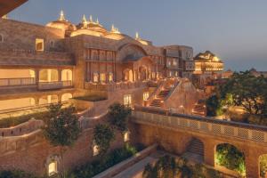 萨瓦伊马多普尔Six Senses Fort Barwara Sawai Madhopur的建筑的侧面有圆顶