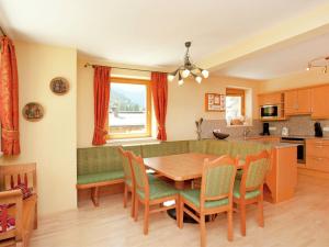 eine Küche und ein Esszimmer mit einem Tisch und Stühlen in der Unterkunft Chalet apartment in Saalbach-Hinterglemm in Saalbach-Hinterglemm