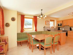 Kuchyňa alebo kuchynka v ubytovaní Chalet apartment in Saalbach-Hinterglemm