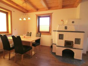 ミッタージルにあるCharming Apartment in Mittersill near Ski Areaのダイニングルーム(テーブル、暖炉付)