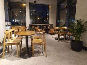 Reštaurácia alebo iné gastronomické zariadenie v ubytovaní City Break Gdańsk Rajska 8 Apartamenty