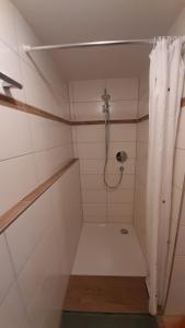 y baño con ducha y cortina de ducha. en Wilhelm-Tell-Str., en Altusried