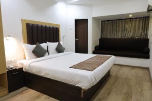 Postel nebo postele na pokoji v ubytování Hotel Supreme - Cuffe Parade