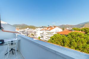 Un balcón con vista a una ciudad en Interconti Apartments, en Marmaris