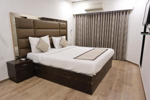 Postel nebo postele na pokoji v ubytování Hotel Supreme - Cuffe Parade