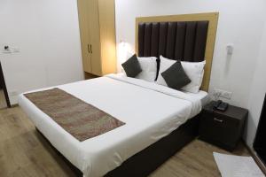 Postel nebo postele na pokoji v ubytování Hotel Supreme - Cuffe Parade