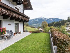 ツェル・アム・ゼーにあるLuxurious Apartment in Zell am See near Ski Areaの山の景色を望む裏庭