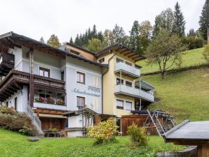 ツェル・アム・ゼーにあるLuxurious Apartment in Zell am See near Ski Areaの背景の高台