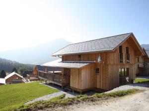 ein Holzhaus mit Solardach auf einem Hügel in der Unterkunft Chalet in Hohentauern with hot tub and sauna in Hohentauern