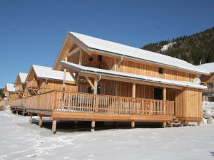 ein Blockhaus im Schnee mit Schnee in der Unterkunft Chalet in Hohentauern with hot tub and sauna in Hohentauern