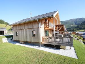 uma grande casa de madeira com um grande deque em Chalet in Hohentauern with hot tub and sauna em Hohentauern