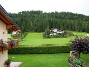 - une vue sur un champ verdoyant avec des maisons et des arbres dans l'établissement Apartment near the ski area in the Salzburg region, à Altenmarkt im Pongau