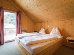 Stadl an der MurにあるChalet near the Kreischberg ski areaの窓付きの木造の部屋のベッド1台
