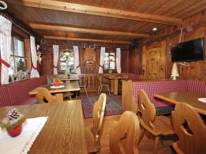 マイヤーホーフェンにあるQuaint Chalet in Mayrhofen near Ski Liftの木製の壁のダイニングルーム(テーブル、椅子付)