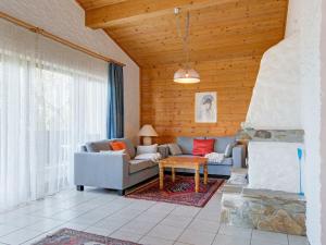 Oleskelutila majoituspaikassa Quaint Chalet with Garden Terrace Fireplace Play Equipment