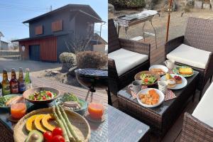 una mesa con comida y bebida en el patio en 八ヶ岳FUJIYAMAテラス寛道, en Hokuto