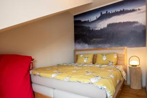 Postel nebo postele na pokoji v ubytování Hojsova stráž Brčálník Apartmán Za bukem