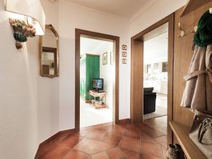 einen Flur mit einer Tür zum Wohnzimmer in der Unterkunft Apartment in Bad Hofgastein with sauna in Bad Hofgastein