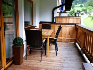 ブリクセン・イム・ターレにあるBoutique Apartment in Brixen with Mountain Viewの家のバルコニーにテーブルと椅子