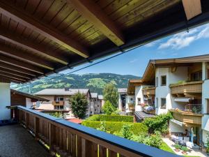 ブリクセン・イム・ターレにあるBoutique Apartment in Brixen with Mountain Viewのホテルのバルコニーから景色を望めます。