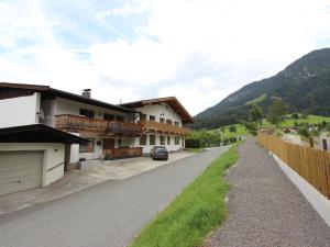 ブリクセン・イム・ターレにあるBoutique Apartment in Brixen with Mountain Viewの塀付きの家の前の道路