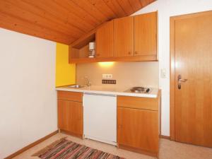 サンクト・ジョアン・イン・チロルにあるCozy apartment in St Johann in Tyrolのキッチン(木製キャビネット、シンク付)