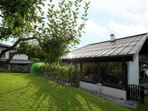 サンクト・ジョアン・イン・チロルにあるCozy apartment in St Johann in Tyrolの柵と芝生の庭のある建物