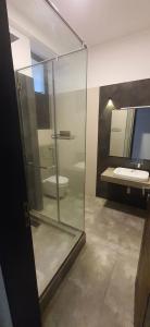 Bilik mandi di Hotel Kandyan View ''Free pickup from Kandy city''