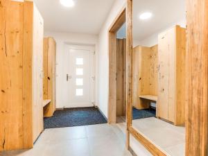 Habitación con paredes de madera y espejo. en Chalet in Muehlbach am Hochkoenig with sauna, en Mühlbach am Hochkönig