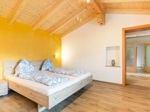 Cozy apartment in Hollersbach in Pinzgau withにあるベッド