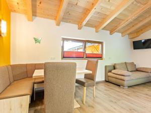 Cozy apartment in Hollersbach in Pinzgau withにあるシーティングエリア