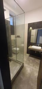 Bilik mandi di Hotel Kandyan View ''Free pickup from Kandy city''
