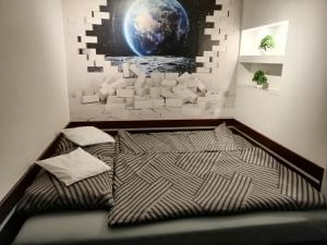 uma cama num quarto com uma imagem da terra em Apartament Skawina em Skawina