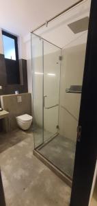 Bilik mandi di Hotel Kandyan View ''Free pickup from Kandy city''