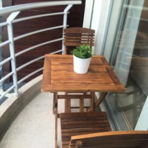a small table with a potted plant on a balcony at ANGEL in Bredene