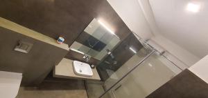 A bathroom at Hotel Kandyan View