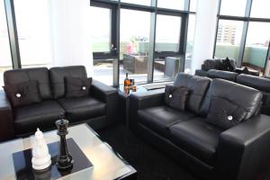 A seating area at Dream Apartments Dundee 
