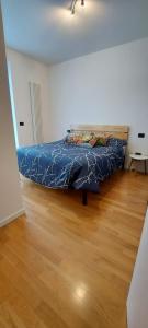 a bedroom with a bed and a wooden floor at Casa Dolcitalia a Gardaland con piscina in Ronchi +19 photos