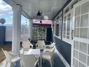 Pati o zona exterior de BELLE VUE COTTAGES