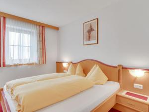 1 dormitorio con 1 cama grande con sábanas blancas y ventana en Quaint Apartment in Hainzenberg near Horbergbahn, en Hainzenberg