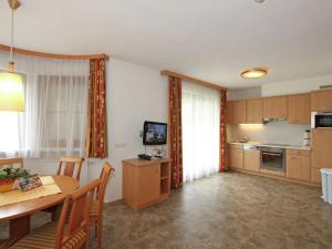 Una cocina y un comedor con una mesa y un comedor. en Apartment in Kaltenbach near Ski Lift, en Stumm 32 fotos más