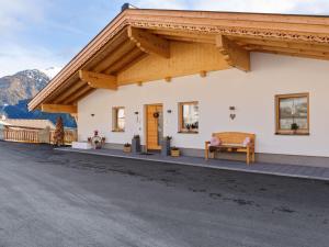 budynek z werandą z ławką na boku w obiekcie Chalet in Wald near Ski Slopes w mieście Wald im Pinzgau +28 zdjęć