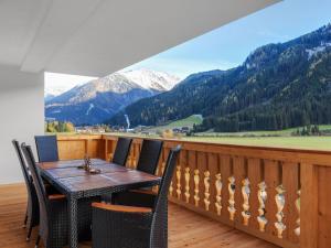stół i krzesła na balkonie z widokiem na góry w obiekcie Chalet in Wald near Ski Slopes w mieście Wald im Pinzgau