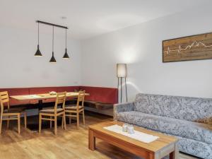 salon z kanapą i stołem w obiekcie Chalet in Wald near Ski Slopes w mieście Wald im Pinzgau