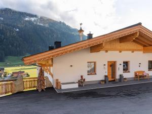 budynek z dachem z widokiem na góry w obiekcie Chalet in Wald near Ski Slopes w mieście Wald im Pinzgau