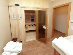 łazienka z umywalką i szafą z ręcznikami w obiekcie Modern Apartment in Saalbach Hinterglemm with Sauna w Saalbach Hinterglemm