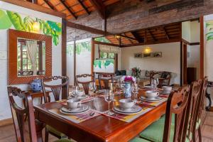 Ресторан / й інші заклади харчування у Aranyam Villa by StayVista with Modern wooden interiors, Kidszone, Indoor games & plunge pool