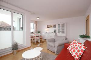 Ein Sitzbereich in der Unterkunft Waterkant Wohnung 19 - Klabautermann